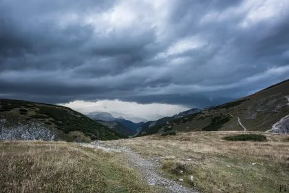 Bergpfad mit Bergen im Hintergrund